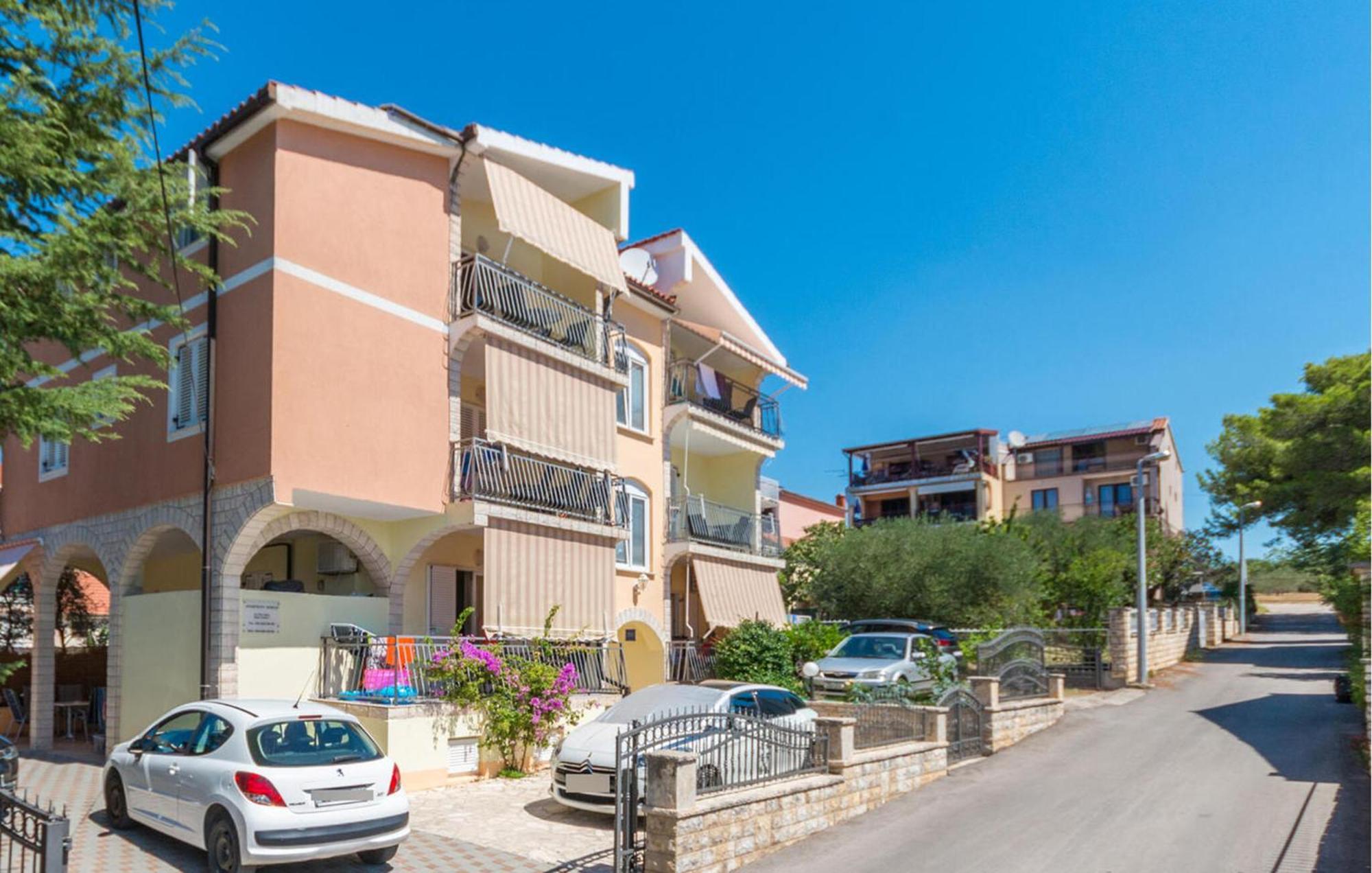 Stunning Apartment In Sveti Filip I Jakov Exterior foto